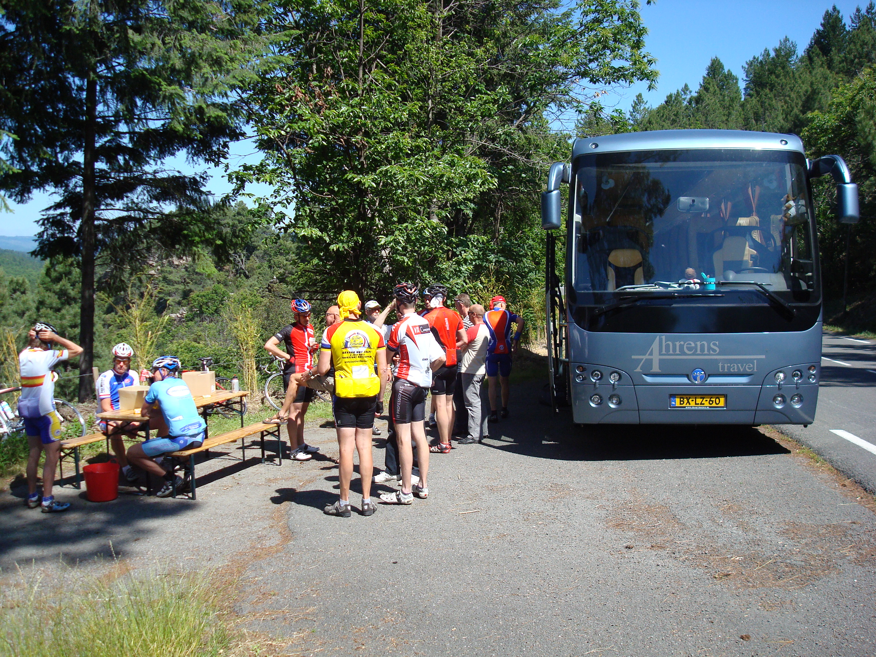 Wielrenners bij bus