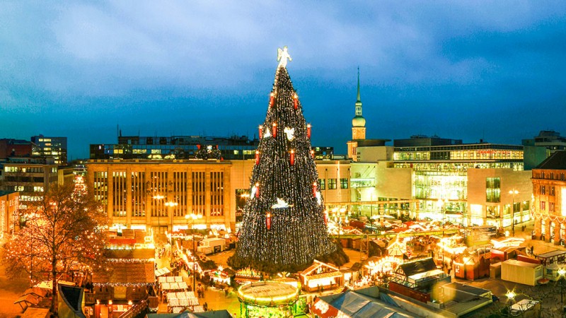Kerstboom op kerstmarkt Dortmund, Duitsland